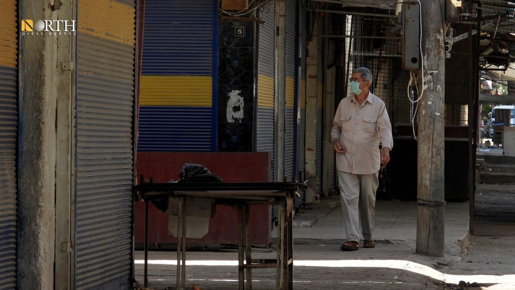 An elderly wandering alone under the total lockdown of the city of Qamishli – North Press / Archives