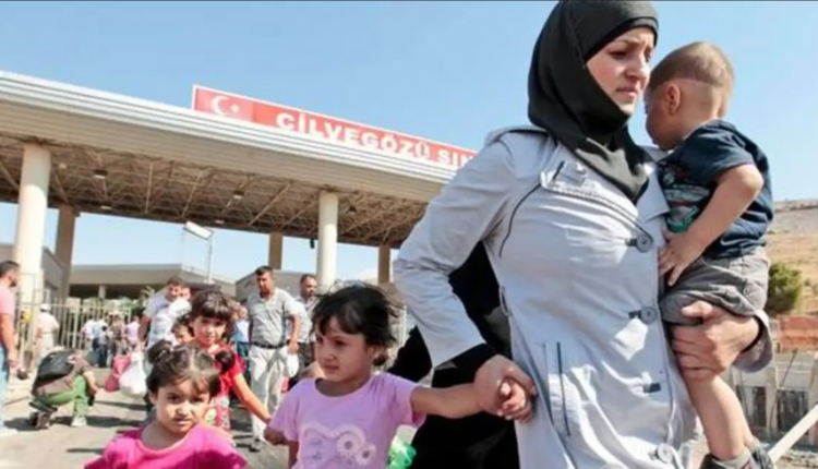 Syrian refugee entering Turkey