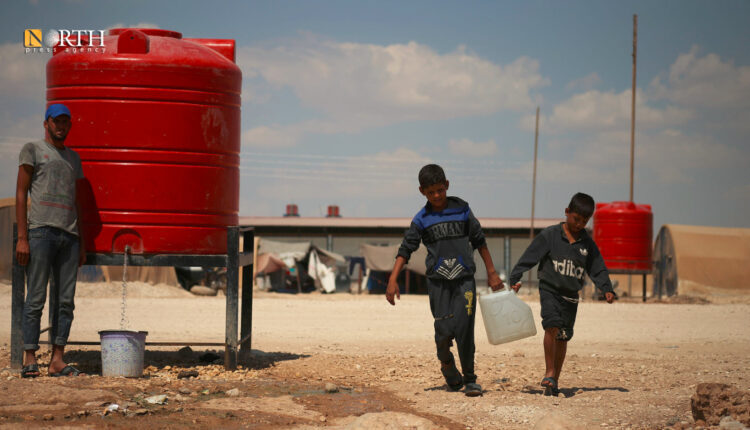 Children bring drinking water from a tank in an IDP camp in northern Syria – North Press/archive