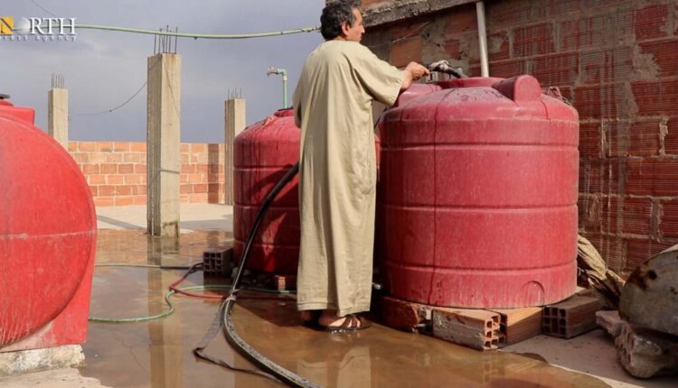 Resident from Hasakah fills a house tank from a water tanker – North Press