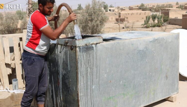 Resident of the countryside of Shaddadi in the countryside of Hasakah filling tanker's water - North Press
