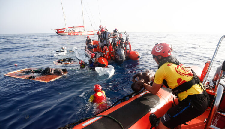 Attempt to rescue migrants at the sea