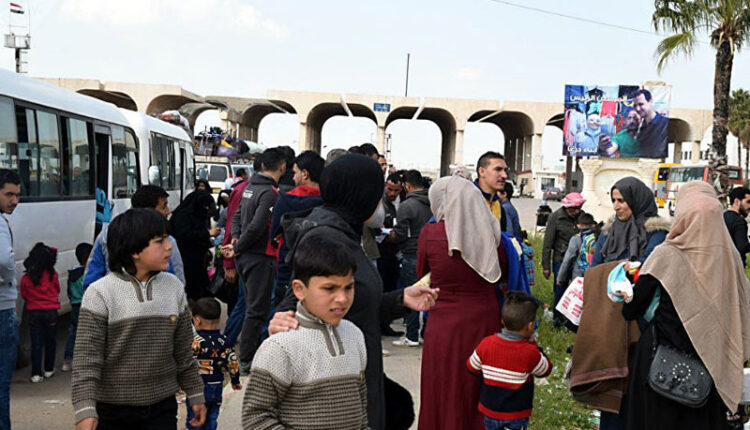 Syrian refugees return from Jordan to Syria through Nassib border crossing