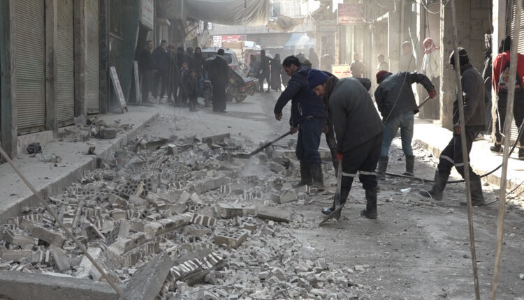 Removing earthquake-damaged building facade in Manbij – North Press