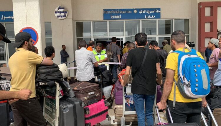 Dozens of people gathering in front of the gate of Port Sudan International Airport to leave Sudan - Internet