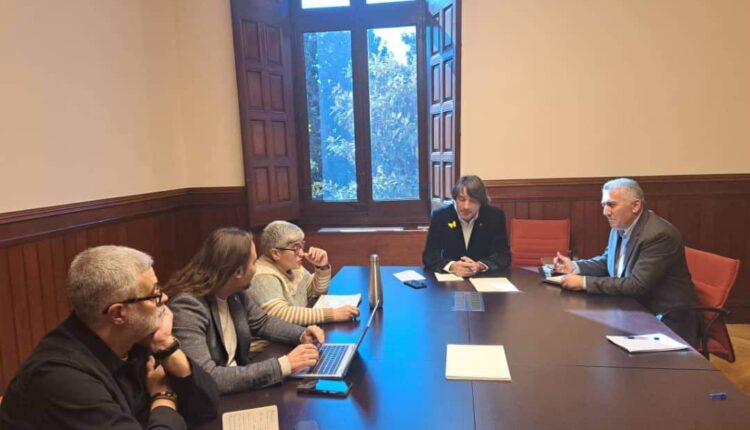 Jwan Mustafa, co-chair of the AANES Health Board, during his meeting with members of the Catalan parliament.