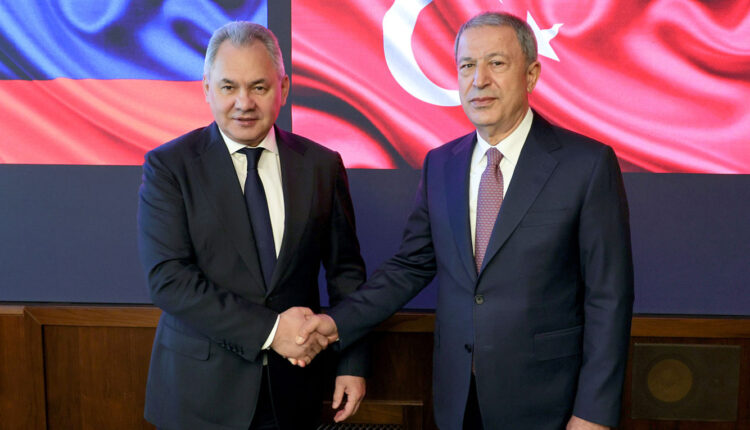 Russian Defense Minister Sergei Shoigu with Turkish counterpart Hulusi Akar. (TASS)