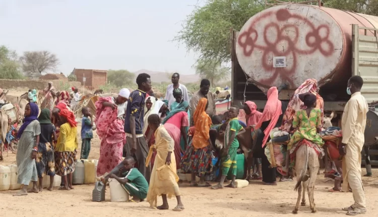 Sudanese refugees from the Tandelti area receive aid in Koufroun, Chad, near Echbara, on April 30, 2023 – AFP