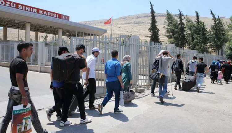 Syrian refugees deported from Turkey to northern Syria