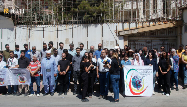 Journalists protest in front of the US office in the city of Qamishli in northeast Syria to condemn the Turkish drone strike against journalists. Aug. 24, 2023 – North Press
