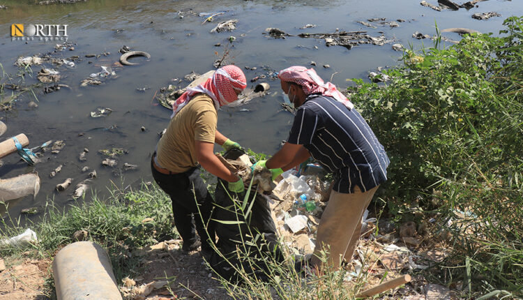Volunteers of PEL Organization cleaning up the surroundings of Jaghjagh river in the city of Qamishli, northeast Syria - North Press