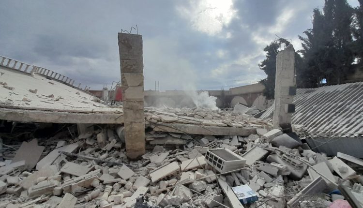 İsrail'in Suriye'nin başkenti Şam'ın güneyindeki Seyyida Zainab kasabasına düzenlediği hava saldırıları nedeniyle yıkım meydana geldi.
