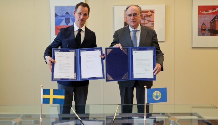Johannes Oljelund, Permanent Representative of the Kingdom of Sweden to the OPCW, and OPCW Director-General, Fernando Arias - OPCW