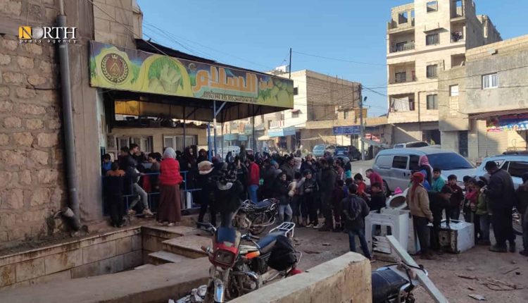 Crowd in front of al-Salam bakery in Dana city in the northern countryside of Idlib, northwestern Syria – North Press/Archive