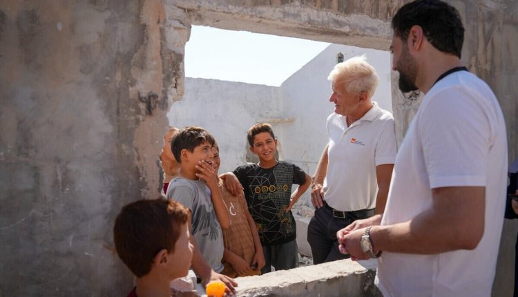 NRC Secretary General Jan Egeland visits the Mehin Camp in Idlib, northwestern Syria, in August 2025. – NRC