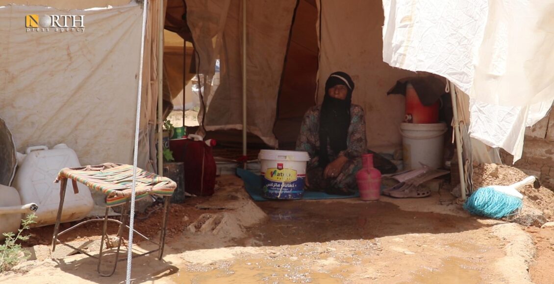 خاتونێکی ئاوارە لە کامپی سەرێ کانی لەناو گەرمای خێوەتەکەی دانیشتووە- نۆرس پرێس