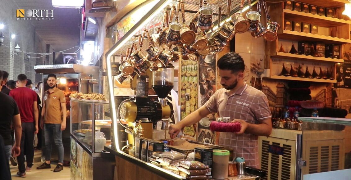 هاوڵاتیەکی سوری سەرقاڵی ئامادەکردنی قاوەیە لە هەولێر- نۆرس پرێس