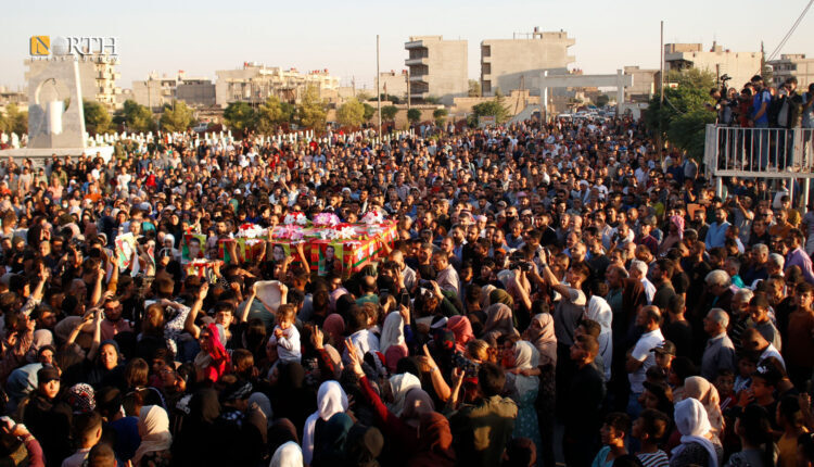 دانیشتوانی قامیشلۆ لە مەراسیمی بەخاک سپاردنی دوو منداڵە شەهیدەکە (ئەحمەد و ئاهەنگ) – نۆرس پرێس