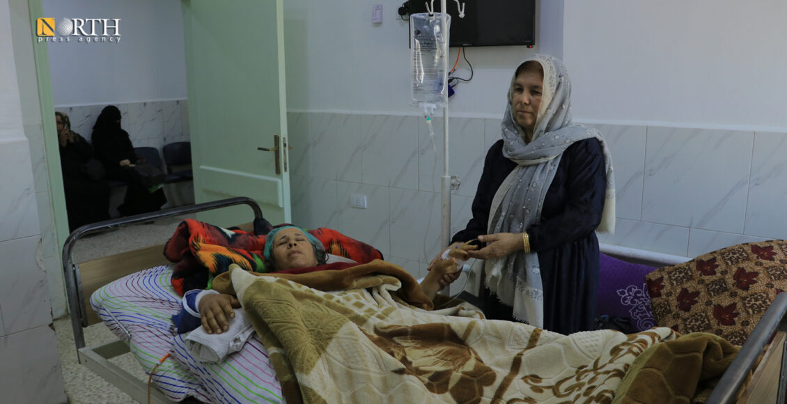خانمێکی خەڵکی کۆبانی کە بە بۆردومانێکی تورکیا برینداربووە – نۆرس پرێس