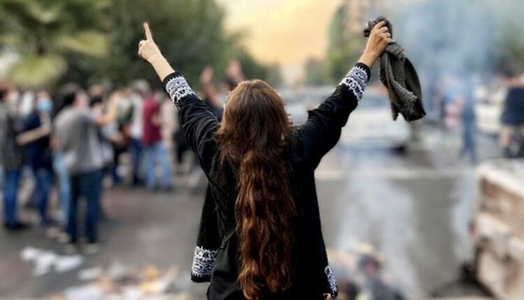 خۆپیشاندەرێکی ژنی رۆژهەڵات لەچکەکەی لیکردوەتەوە - دەستاودەسست