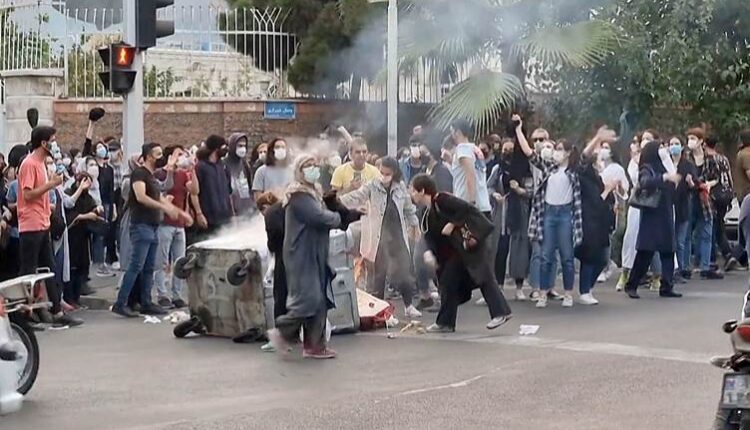 دیمەنێک لە خۆپیشاندانی تاران - ئینتەرنێت