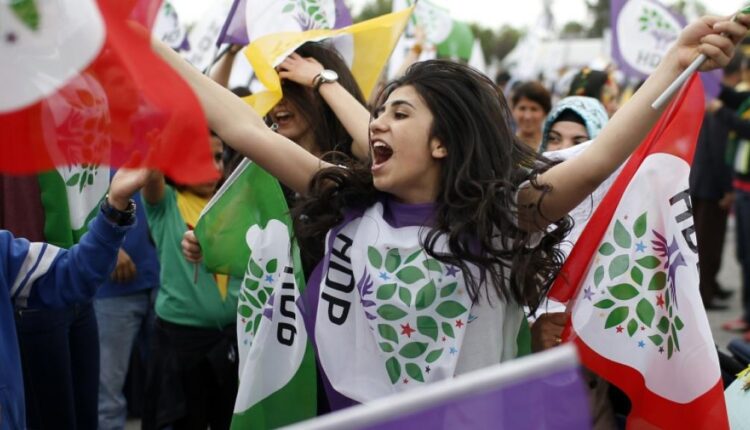 لایەنگرێکی کچی پارتی دیموکراتی گەلان-هەدەپە