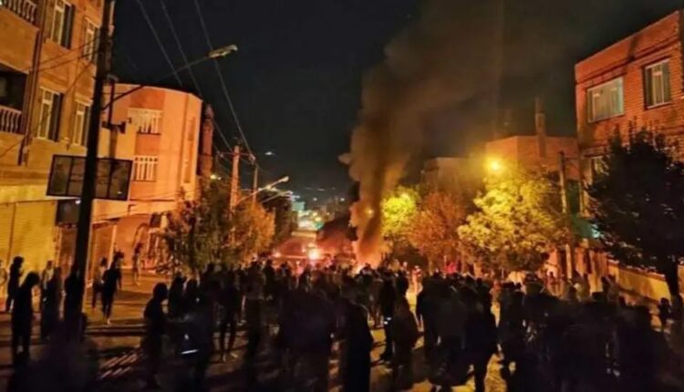 خۆپیشاندانەکانی ئێران - دەستاودەست