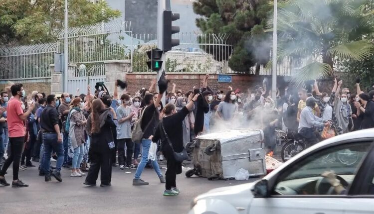 دیمەنێکی خۆپیشاندانەکانی ئێران و رۆژهەڵات - دەستاودەست