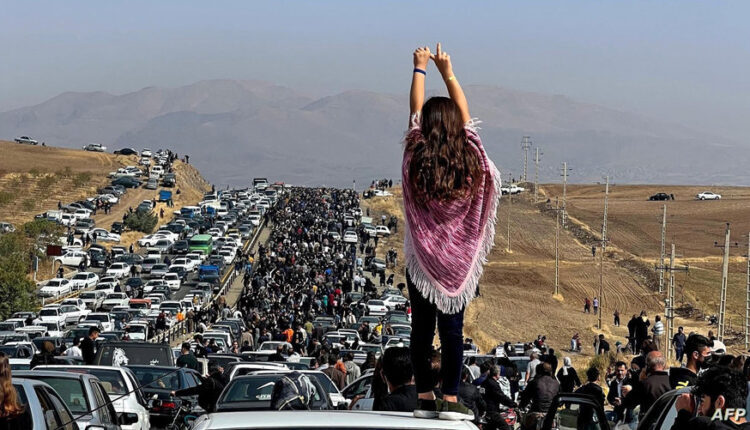 دیمەنێکی یادی چلەی ژینا ئەمینی لە سەقز – دەستاودەست