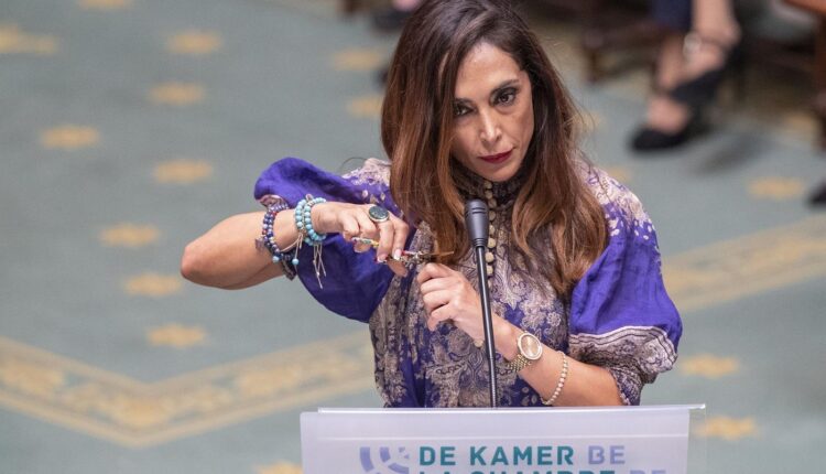 وەزیری دەرەوەی بەلجیکا حاجە لەحبیب لە کاتی بڕینی قژیدا - ئینتەرنێت