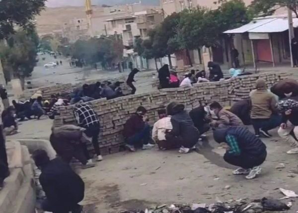 خۆحەشاردانی هاوڵاتیانی سڤیل لە دەست چەکدارانی رژێمی ئێران - دەستاودەست