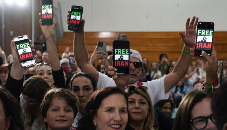 ژمارەیەک ئامادەبوو وێنەیەکیان بەرزکردووەتەوە کە لە سەری نووسراوە "Free Iran" – ئەسۆشەیتت