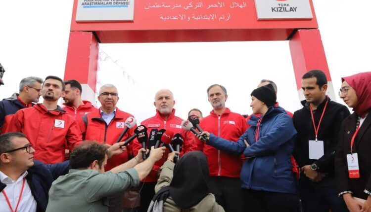 کردنەوەی قوتابخانەیەک لە لایەن مانگی سووری تورکییەوە لە ئۆردوگاکەی ئیدلیب