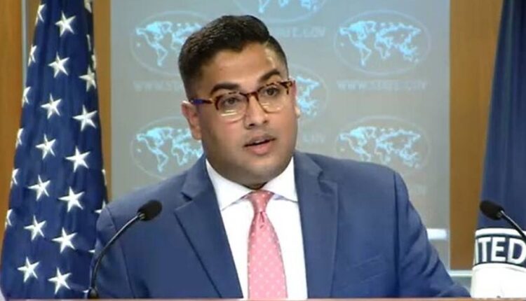 ئەمریکا: پەكخستنی هەناردەكردنی وزە سوود بە هیچ لایەنێك ناگەیەنێت هەولێر - نۆرس پرێس جێگری گوتەبێژی وەزارەتی دەرەوەی ئەمریكا لەبارەی راگرتنی هەناردەی نەوتی هەرێمی کوردستانەوە لە كۆنگرەیەکی رۆژنامهوانیدا رایگەیاند، "پەكخستنی هەناردەكردنی وزە، سوود بە هیچ لایەنێك ناگەیەنێت". ڤێدانت پاتێل، جێگری گوتەبێژی وەزارەتی دەرەوەی ئەمریكا لەبارەی راگرتنی هەناردەی نەوتی هەرێمی کوردستانەوە، لەکۆنگرەیەکی رۆژنامەوانیدا ئاماژەی بەوەكردووە، داوایان لە حكومەتەكانی توركیا و عیراق كردووە بەردەوامی بە هەناردەكردنی نەوت بدەن لە رێگەی بۆریی نەوتی نێوان عیراق و توركیاوە. پاتێل، ئاماژەی بەوەشكردووە، "ئەمەریکا پەیوەندی و پابەندییەکی درێژخانەیەنی لەگەڵ هەرێمی کوردستاندا هەیە، ئێمە ئاگادارین كە حكومەتی هەرێمی كوردستان لە گفتوگۆدایە لەگەڵ حكومەتی عیراق بۆ ئەوەی بگەنە ئەنجامێك". باسی لەوەشکرد، "بەرپرسانی ئەمریكا داوا لە بەرپرسانی عیراق و هەرێمی كوردستان دەكەن كێشەی بودجە و هایدرۆكارۆبۆن چارەسەر بكەن تاوەكو سوود بە عێراقییەكان بگەیەنن." چەند رۆژێک لەمەوبەر دادگای ناوبژیوانی نێودەوڵەتی کە بارەگاکەی لە پاریسە دۆسێیەکی ساڵی 2014ی لەبەرژەوەندی عێراق یەکلاییکردەوە کە ئەو کات بەغدا سکاڵای لەسەر ئەنقەرە تۆمارکردبوو بەوەی کە رێککەوتنی نێوان ھەردوو وڵاتی پێشێلکردووە، بەغدا پێی وابوو کە ھەناردەکردنی نەوتی ھەرێمی کوردستان لەرێگەی بەنەدەری جەیھانەوە نایاساییە.