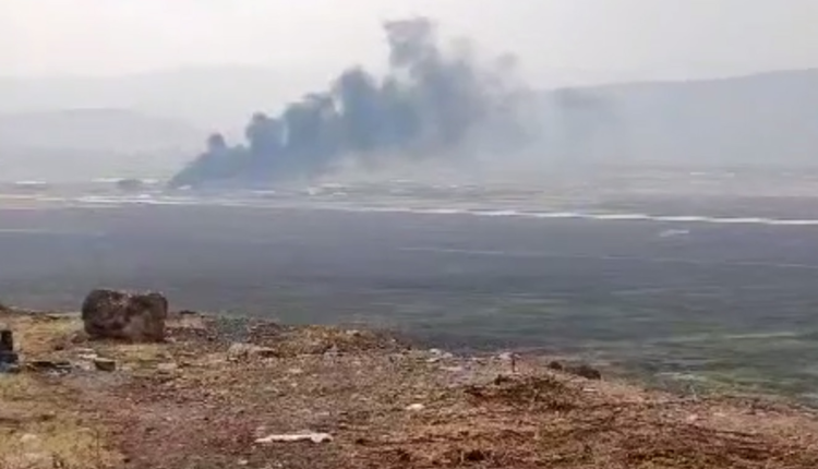 بەرزبوونەوەی دوکەڵ پاش هێرشی درۆنێکی بۆمبڕێژکراو بۆ سەر فڕۆکەخانەی هەریر – دەستاودەست