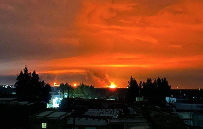 وێنەیەک کە لە گوندەواری تەربەسپی لە رۆژئاوای كوردستان گیراوە، تیایدا بۆردومانێکی تورکیا بۆ سەر وێستگەیەکی نەوتی دەردەخات - دەستاودەست