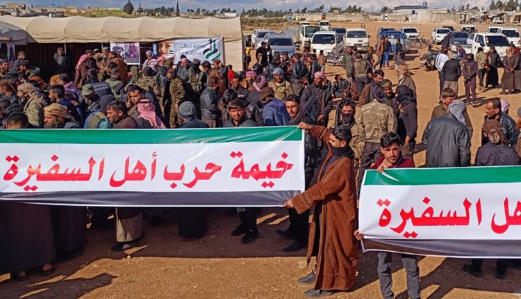 ئەندامانی خێڵی ئەلسەفیرە لە گوندەواری حەلەب داوای دەرکردنی گرووپی ئەحرار ئەلشەرقییە دەکەن - دەستاودەست