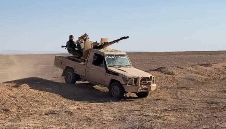 ئۆتۆمبێلێکی سەربازی میلیشیای "ئسود ئەلشەرقییە" لە میانی هەڵمەتێکی پاکتاوکردندا لە دێرەزوور – دەستاودەست