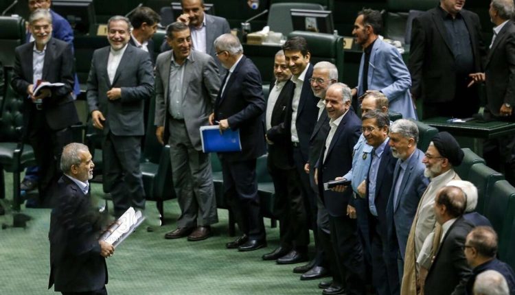 دانیشتنی پەرلەمانى ئێران لە كاتی متمانەدان بە كابینەكەی مەسعود پزیشکیان