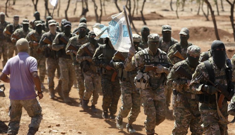 ئەندامانی دەستەی تەحریر شام لە ئیدلبی باکوری ڕۆژئاوای سوریا - ئاژانسی فرانس پرێس