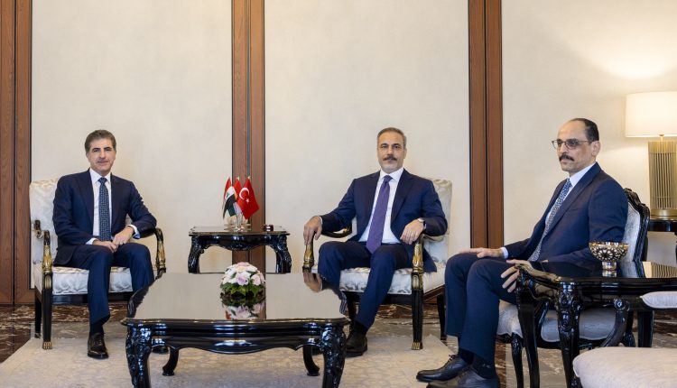 نێچیرڤان بارزانی، سەرۆکی هەرێمی کوردستان، لەگەڵ هاکان فیدان، وەزیری دەرەوە و ئیبراهیم کاڵن، سەرۆکی دەزگای میتی تورکیا