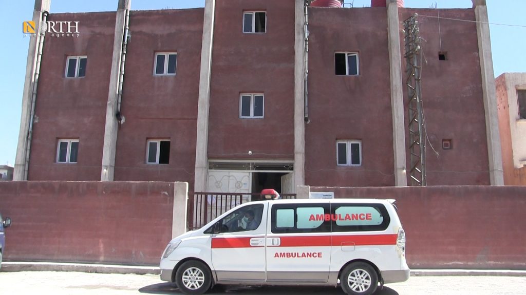 الرقة - سيارة اسعاف أمام مركز النهضة للحجر الصحي - نورث برس