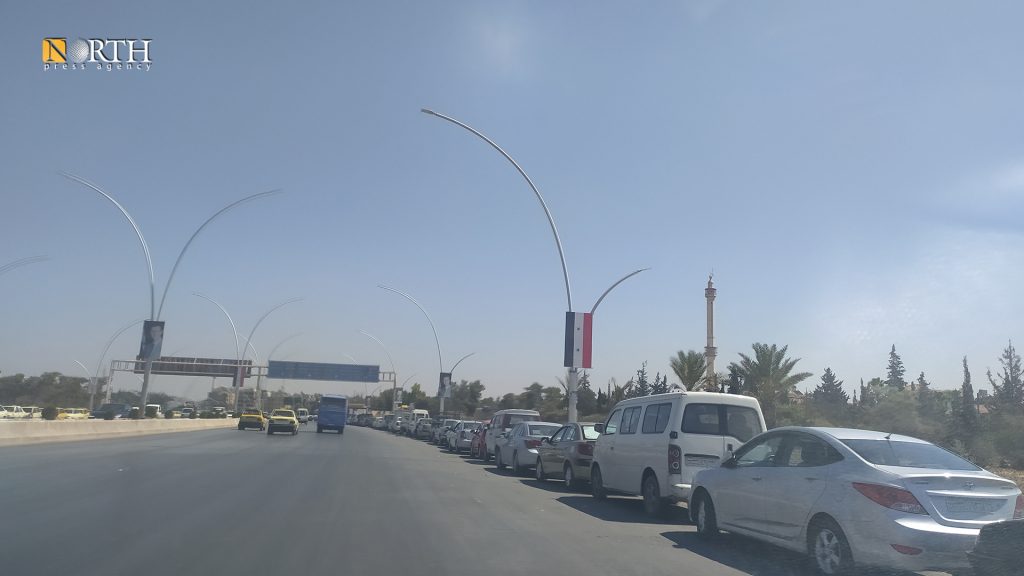 سيارات مركونة بإحدى محطات الوقود على مدخل مدينة حلب - نورث برس