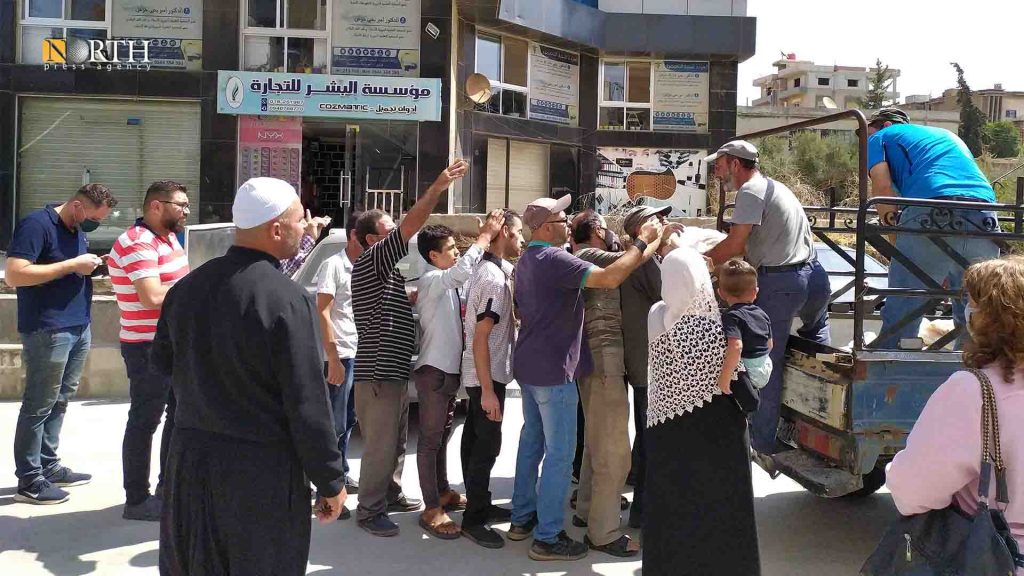 السويداء: ازدحام أمام سيارة معتمد توزيع الخبز - نورث برس
