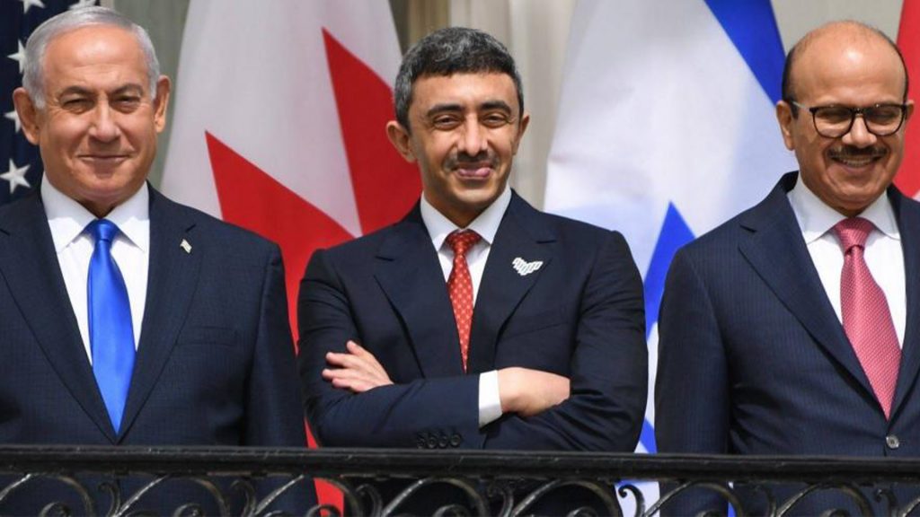 وزيرا خارجية البحرين والإمارات عبد اللطيف الزياني و عبدالله بن زايد ورئيس الوزراء الإسرائيلي بنيامين نتنياهو