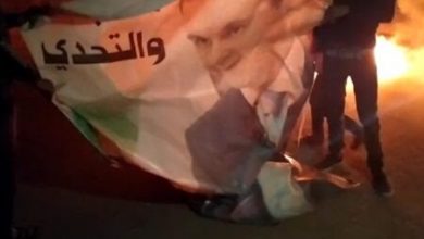 شبّان في بلدة كناكر يحرقون صورة الرئيس السوري - متداول