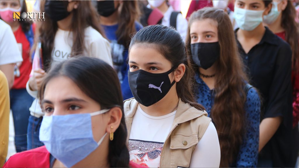 تلاميذ في إحدى مدارس ديرك شمال شرقي سوريا يرتدون كمامات للوقاية من كورونا - نورث برس
