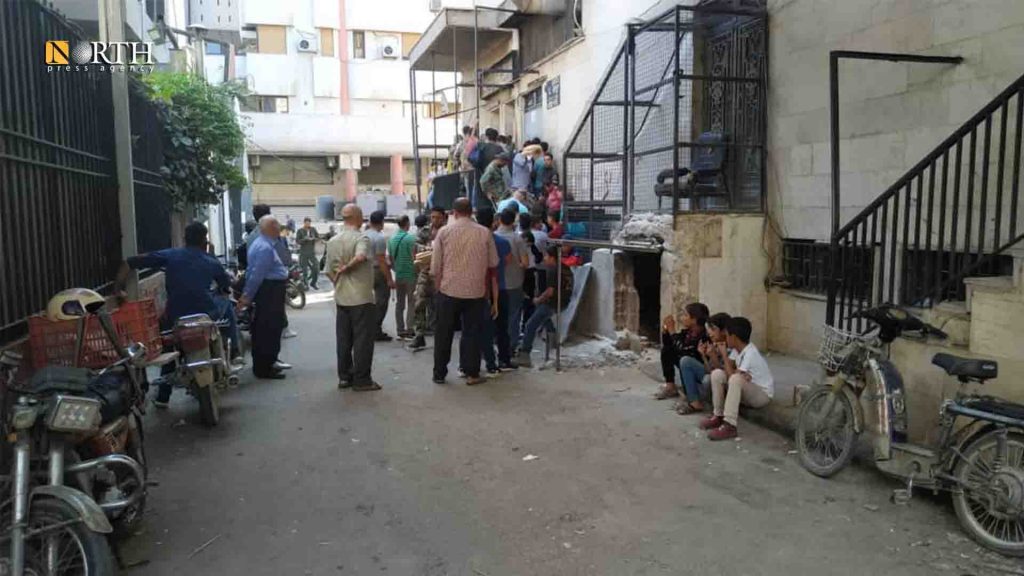 سكان ينتظرون أمام فرن المزة في دمشق للحصول على مخصصاتهم من الخبز- نورث برس