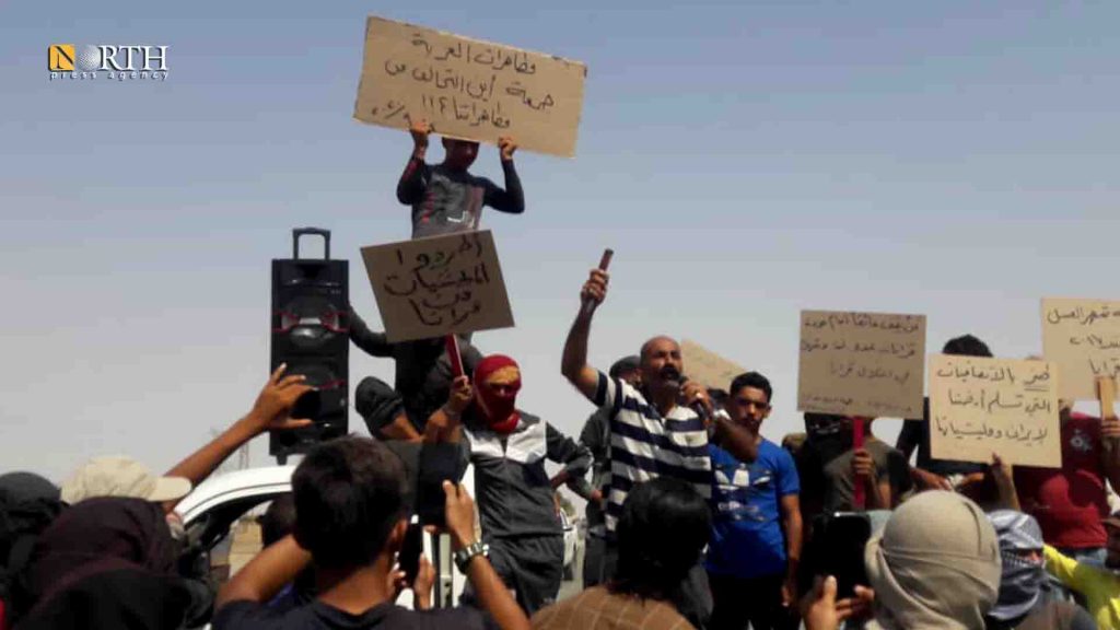 دير الزور- متظاهرون في منطقة العزبة يطالبون باستعادة قراهم من سيطرة الحكومة السورية-نورث برس