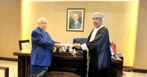 وزير الخارجية السوري أثناء استقباله السفير العماني